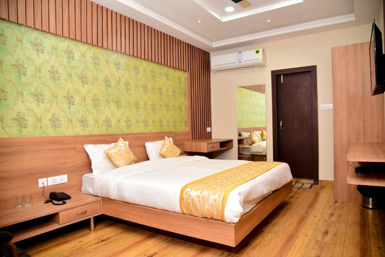 Hotel Olive Crown Lakhnaú Exteriér fotografie