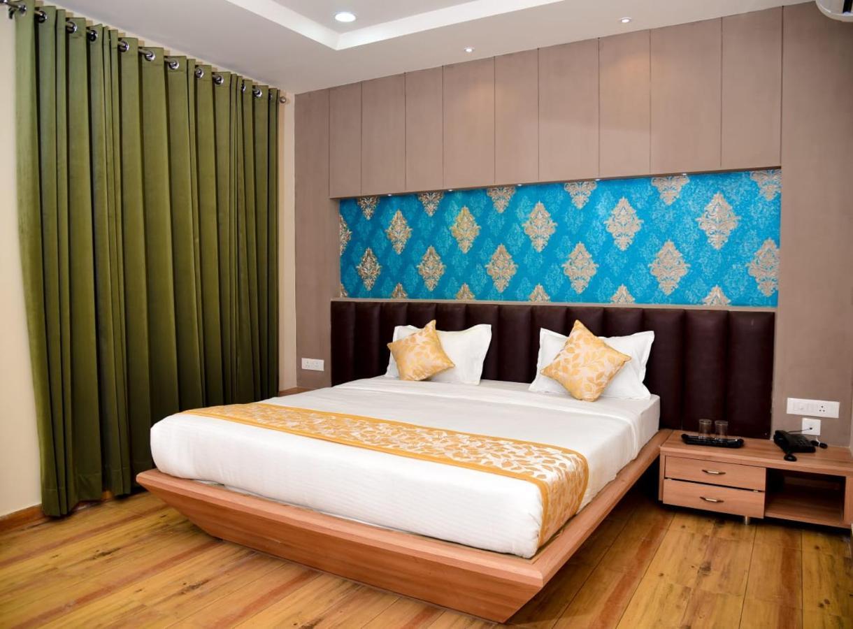 Hotel Olive Crown Lakhnaú Exteriér fotografie