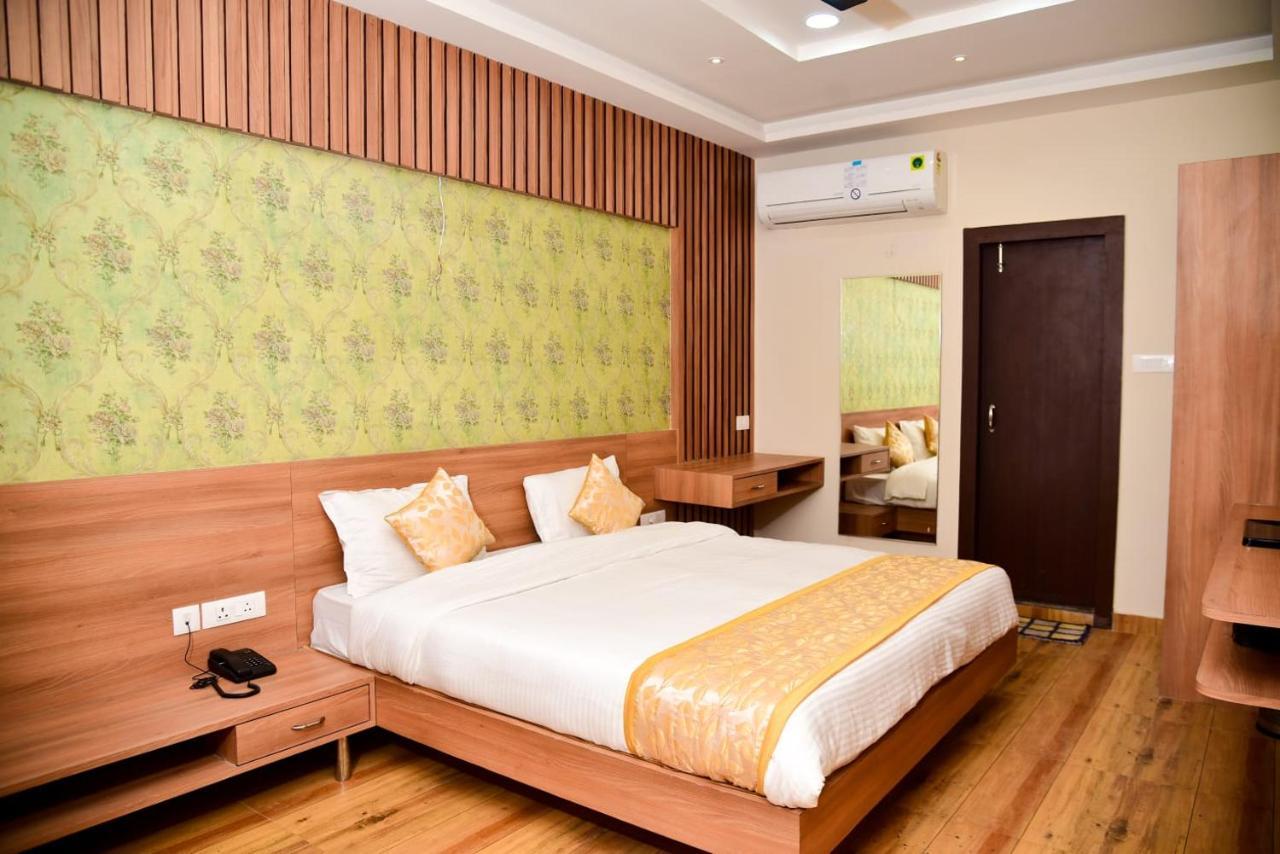 Hotel Olive Crown Lakhnaú Exteriér fotografie
