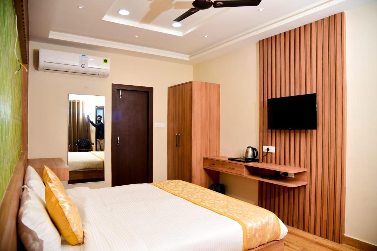 Hotel Olive Crown Lakhnaú Exteriér fotografie