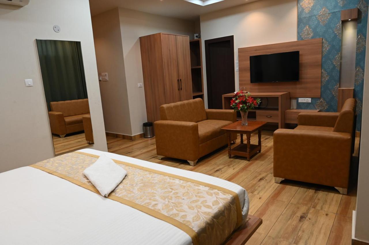 Hotel Olive Crown Lakhnaú Exteriér fotografie