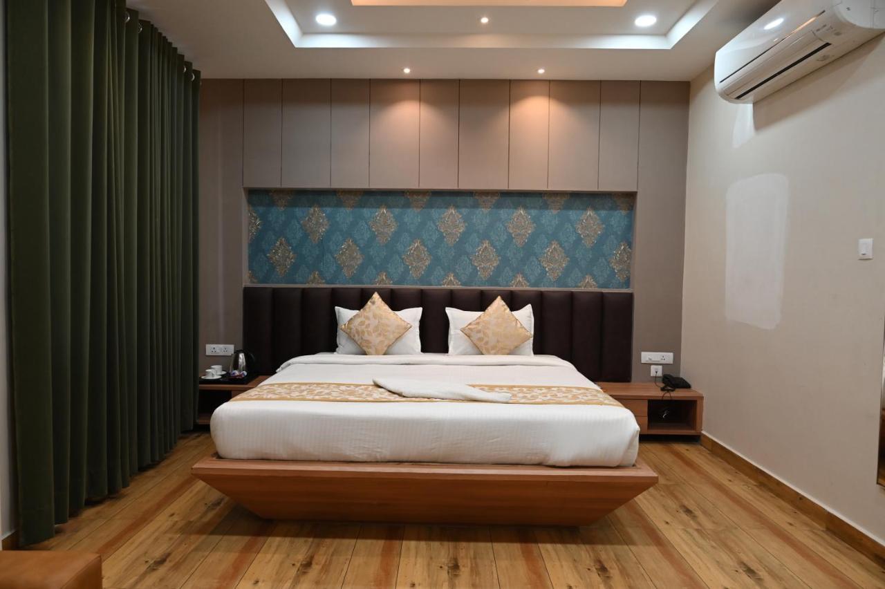 Hotel Olive Crown Lakhnaú Exteriér fotografie